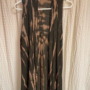 Gimmicks by BKE Olive and Tan Patterned Poncho